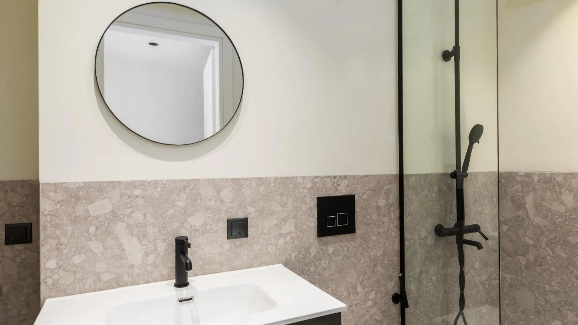 Celine By Halu!, Spacious Apartments Next To Business Hub Thessaloniki 0*,